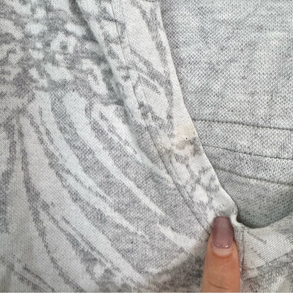 Soft Surroundings Soft Knit V-Neck Floral Pullover Hoodie White Gray Size 1X - Picture 4 of 6